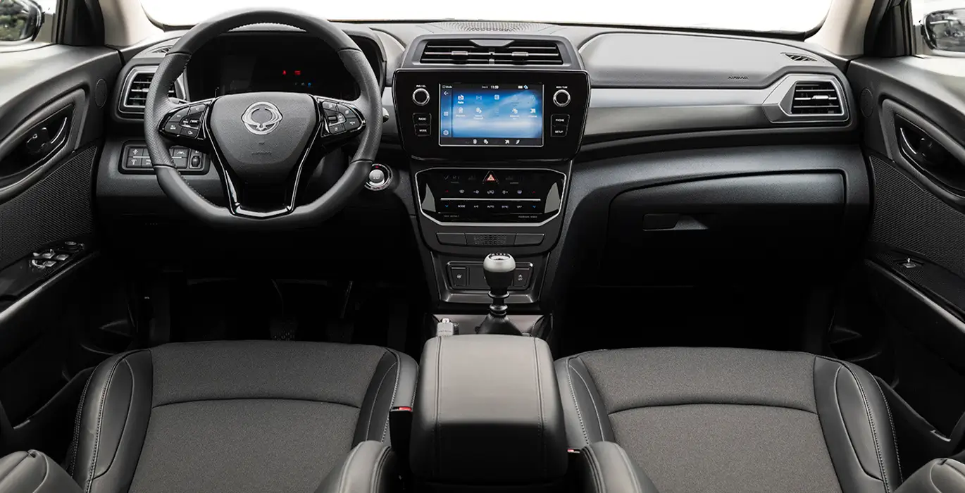 SSANGYONG Tivoli G15 Urban Plus 4x2 interior delantera 3 | Total Renting