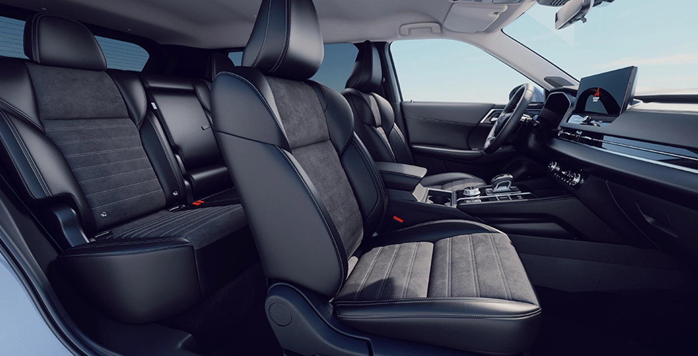 Mitsubishi Outlander PHEV Kaiteki 4WD 225kW interior delantera | Total Renting