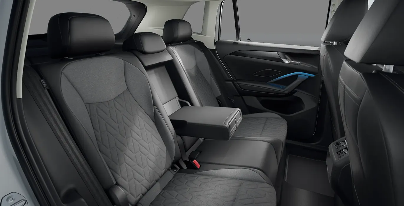 Volkswagen Tiguan Mas 1.5 TSI eHybrid 150kW 204CV DSG interior trasera 1 | Total Renting