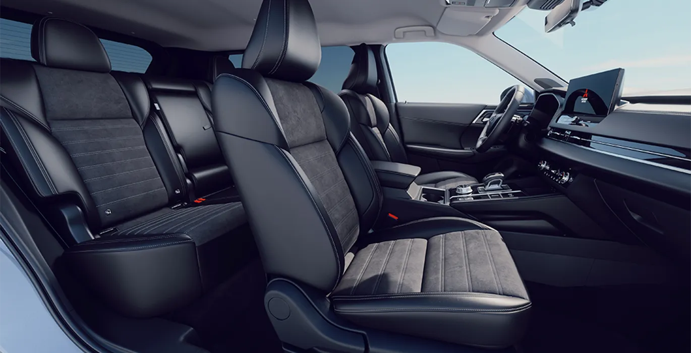 Mitsubishi Outlander PHEV Kaiteki 4WD 306CV interior delantera | Total Renting