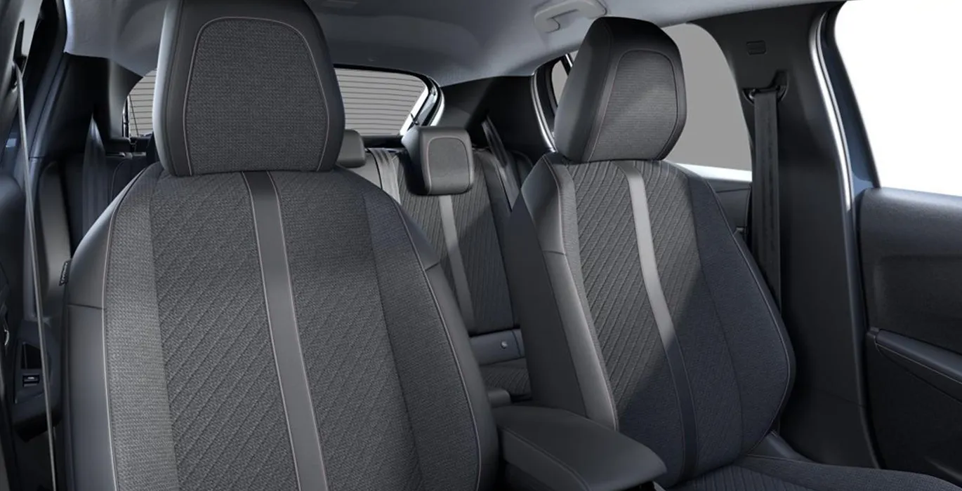 Peugeot 208 Hybrid 145 eDCS6 interior trasera | Total Renting