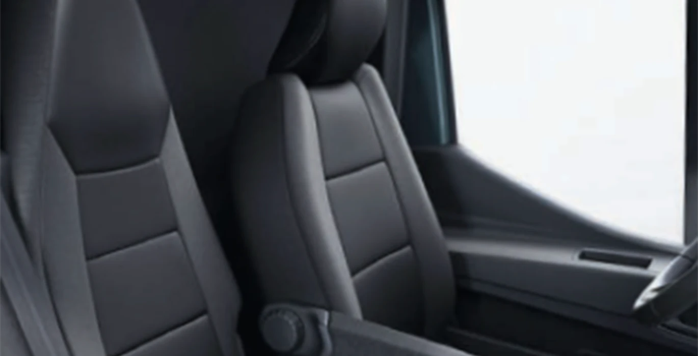Nissan Interstar N1 L2H2 (3.5T) dCi 96kW (130CV) FWD Acenta 4 Nissan Interstar L2H2 3.5T 2.3dCi FWD Acenta interior asientos | Total Renting