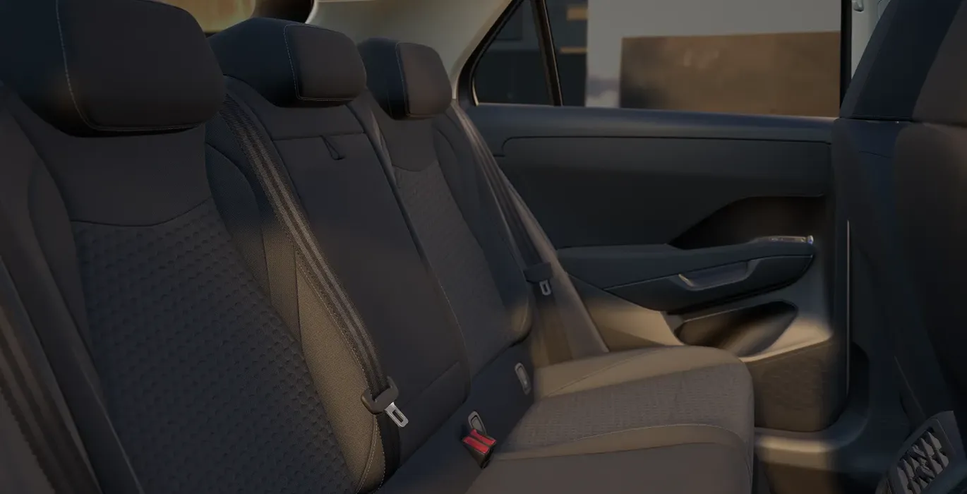 Volkswagen T-ROC "Más" 1.5 eTSI DSG 6 Volkswagen T ROC Mas 1.5 eTSI DSG interior trasera | Total Renting