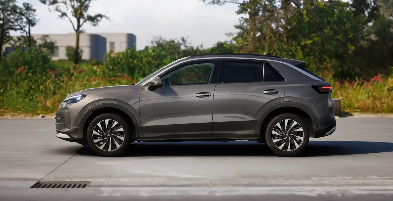 Volkswagen T-ROC "Más" 1.5 eTSI DSG 3 Volkswagen T ROC Mas 1.5 eTSI DSG lateral gris | Total Renting