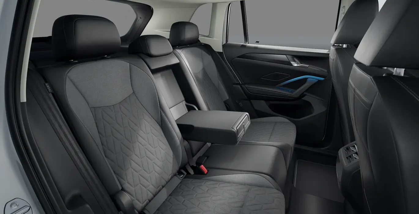 Volkswagen Tiguan Mas 1.5 eTSI DSG interior trasera | Total Renting