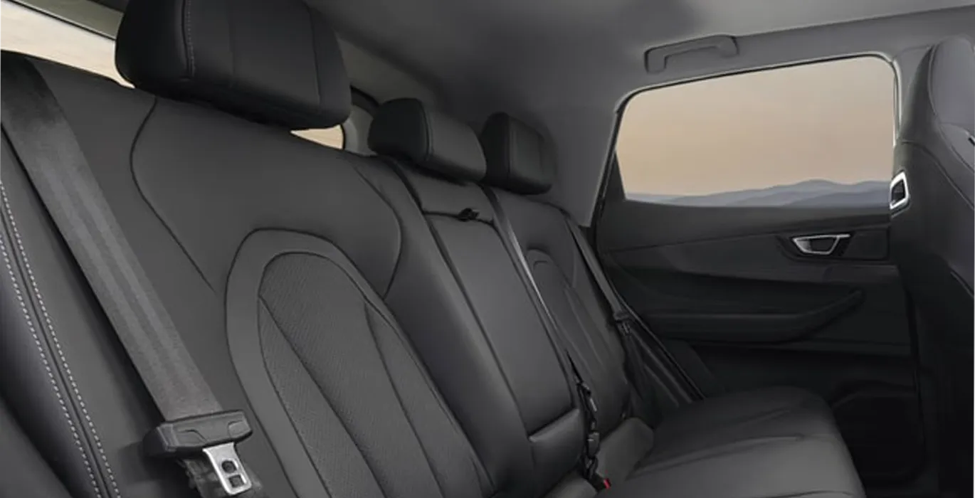 EBRO s400 1.5 DHE HEV Premium CVT 4 EBRO s400 1.5 DHE HEV Excellent CVT RD interior trasera | Total Renting